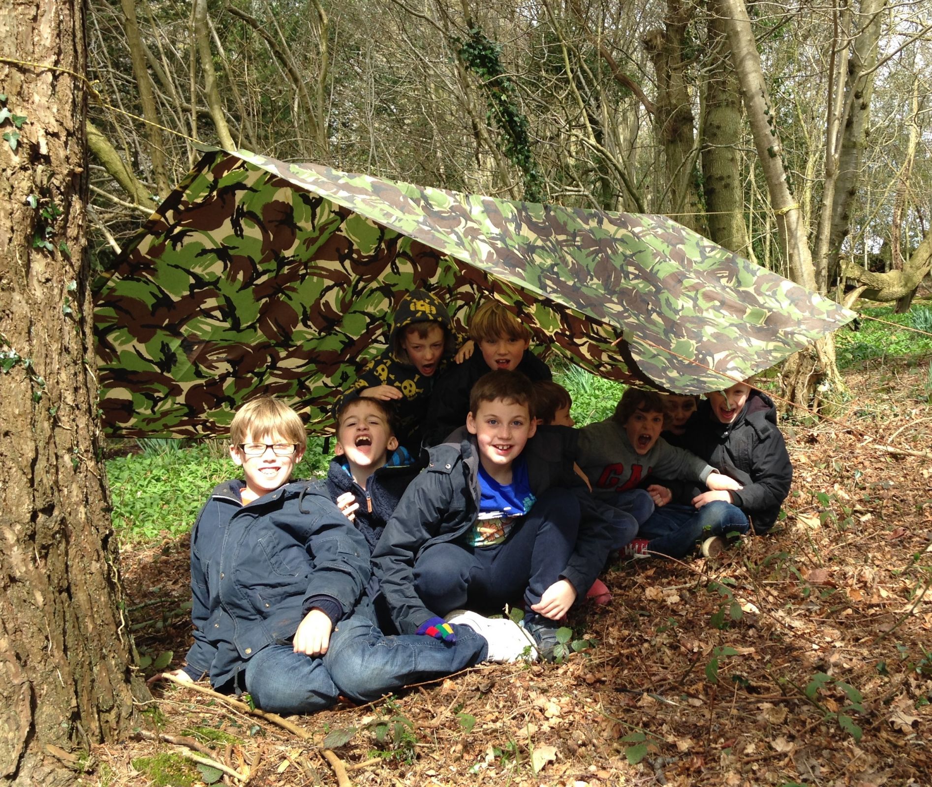 Bushcraft kids under tarp